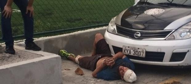 Criminoso foi baleado na porta da delegacia. Criminoso foi baleado na porta da delegacia.