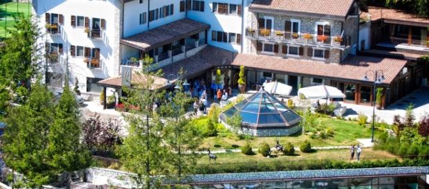 Una valanga si è abbattuta sull'Hotel Rigopiano. Una valanga si è abbattuta sull'Hotel Rigopiano.