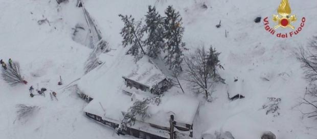 Varios muertos por una avalancha de nieve en un hotel de Italia Varios muertos por una avalancha de nieve en un hotel de Italia