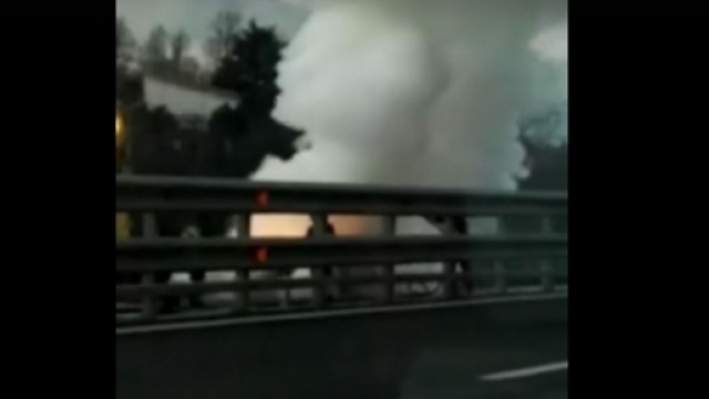 Auto in fiamme sulla A2: cause in accertamento.