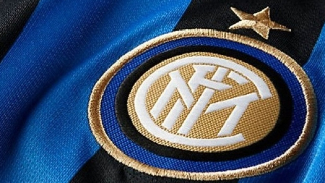 Lo stemma dell'Inter ricamato su maglia nerazzurra