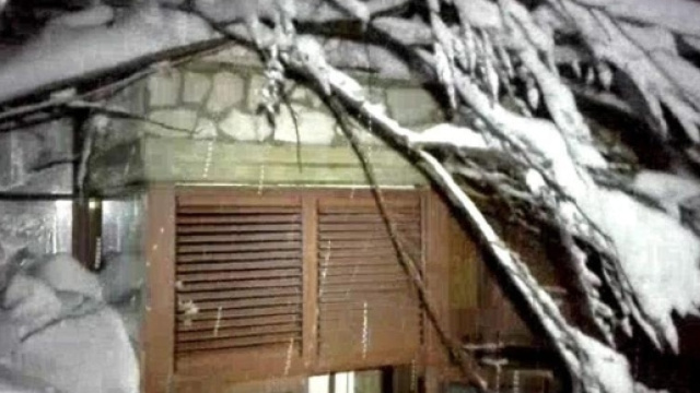 Rigopiano, estratta una prima vittima. I vigili: "Hotel spazzato via" - leggo.it