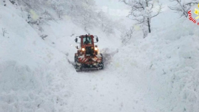 Terremoto centro italia, soccorsi all'hotel "Rigopiano" resi difficili dalla neve