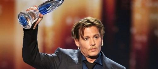 Johnny Depp Thanks Fans During 2017 People's Choice Awards Speech ... - newstopin.com