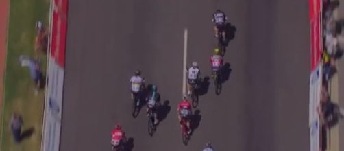 Il lancio dello sprint: a ruota di Bennett c'è Ewan anzichè Sagan