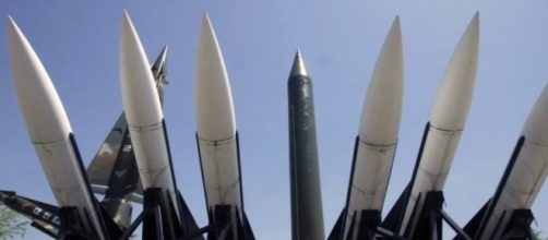 La Corea del nord cerca di intimorire gli Stati Uniti, e in particolare Trump, con i suoi missili balistici intercontimentali.