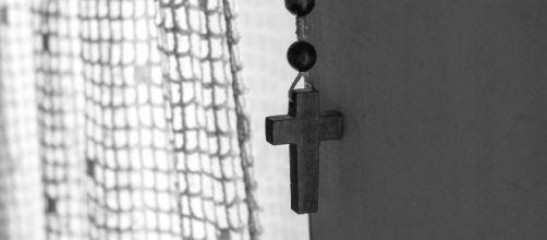Non rosari ma 'sex toys' e oggetti non proprio devozionali sono trovati dagli investigatori in una stanza segreta dietro la canonica. Foto: pixabay