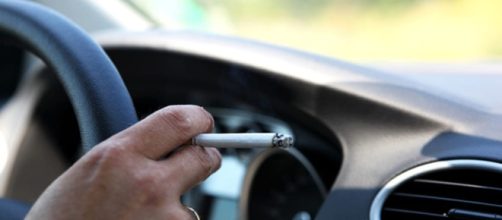 Trento, multato perché fumava in auto vicino alla figlia incinta