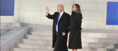 Trump e Melania, mano nella mano, al Lincoln Memorial.