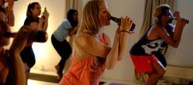 Adeptos da Beer Yoga, prática que combina exercícios com cerveja. Adeptos da Beer Yoga, prática que combina exercícios com cerveja.