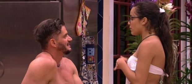 Emilly e Marcos conversando na cozinha (Foto: TV Globo) Emilly e Marcos conversando na cozinha (Foto: TV Globo)