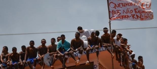 Grupo de presos de la cárcel de Natal, Brasil, ocupa el techo - nacion.com Grupo de presos de la cárcel de Natal, Brasil, ocupa el techo - nacion.com