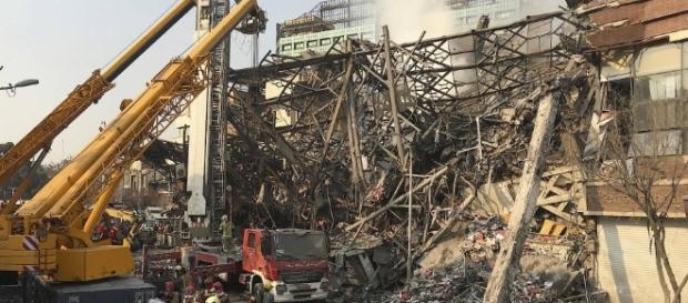 Hochhaus in Teheran nach Brand kollabiert. (Fotoverantw./URG Suisse: Blasting.News Archiv) Hochhaus in Teheran nach Brand kollabiert. (Fotoverantw./URG Suisse: Blasting.News Archiv)