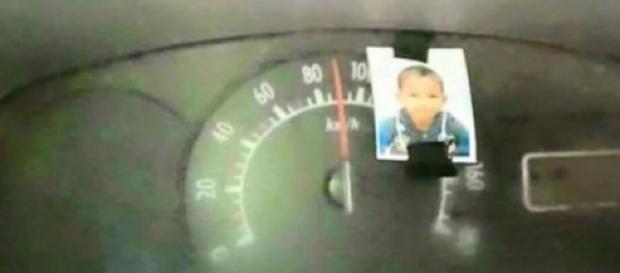 Homem coloca foto do filho no velocímetro Homem coloca foto do filho no velocímetro