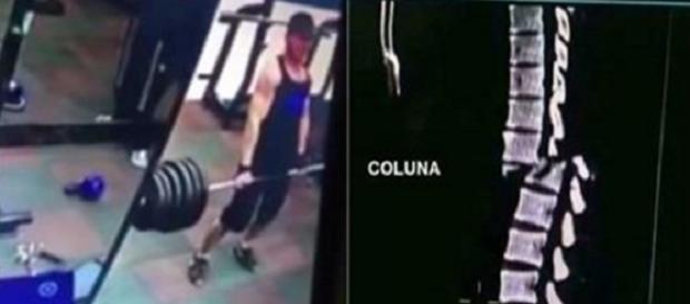 Homem parte a coluna em duas ao carregar barra de pesos na academia. Homem parte a coluna em duas ao carregar barra de pesos na academia.