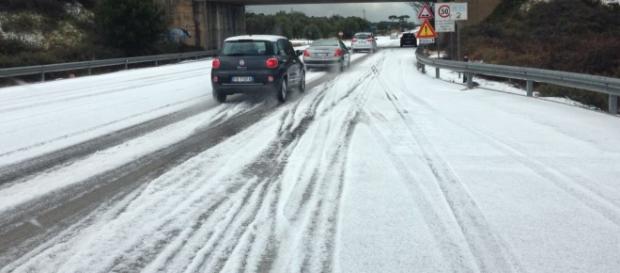 La grandinata di ieri ha imbiancato le strade. La grandinata di ieri ha imbiancato le strade.