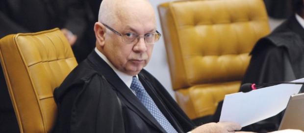 Ministro Teori Zavascki estava no avião que caiu a caminho de Angra dos Reis, no Rio. Ministro Teori Zavascki estava no avião que caiu a caminho de Angra dos Reis, no Rio.