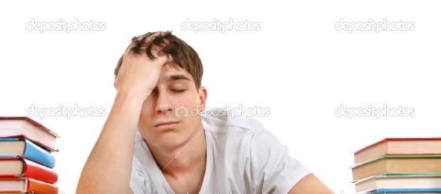Studente triste e stanco — Foto Stock © sabphoto #37792165 - depositphotos.com Studente triste e stanco — Foto Stock © sabphoto #37792165 - depositphotos.com