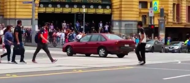 Teroare în Melbourne, Australia, unde un dement a intrat cu mașina pe trotuar omorând trei persoane și rănind cel puțin 25 Foto: YouTube Teroare în Melbourne, Australia, unde un dement a intrat cu mașina pe trotuar omorând trei persoane și rănind cel puțin 25 Foto: YouTube