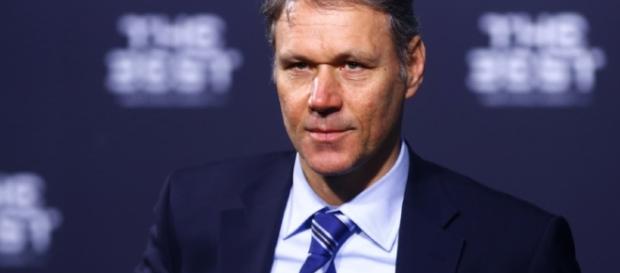 Van Basten jogou no Ajax e no Milan. Van Basten jogou no Ajax e no Milan.