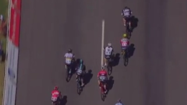 Il lancio dello sprint: a ruota di Bennett c'&egrave; Ewan anzich&egrave; Sagan