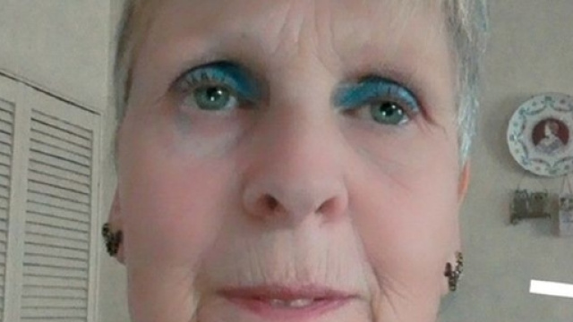 Madre brutale fa bere acqua dalla tazza del water alla figlia