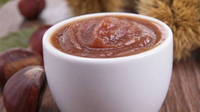 Marmellata intensa e molto saporita con pochi ingredienti.