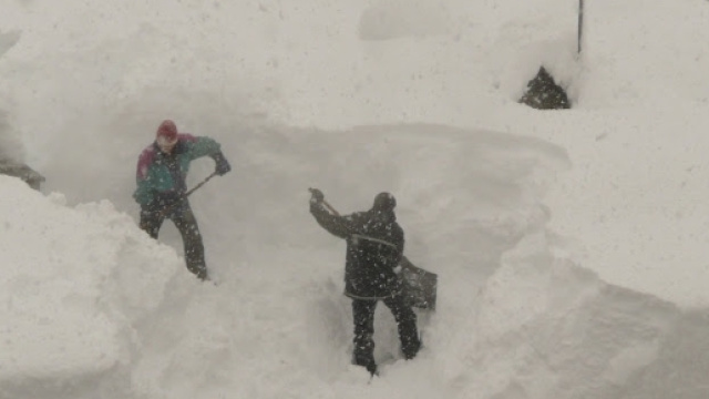 Valanga sotterra Hotel, i soccorritori: scavare è molto difficile.