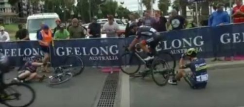 Caleb Ewan a terra dopo la caduta