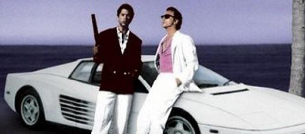 A Ferrari Testarossa era uma da estrelas do seriado, ao lado de Don Johnson (d) e Phillip Michael Thomas A Ferrari Testarossa era uma da estrelas do seriado, ao lado de Don Johnson (d) e Phillip Michael Thomas