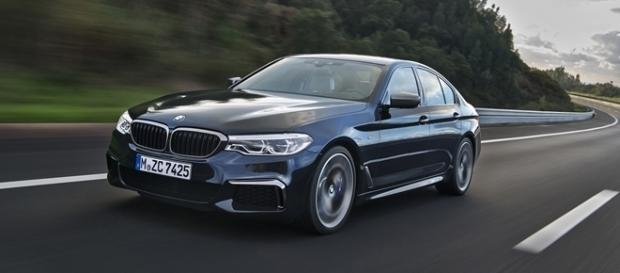 BMW M550i xDrive é a versão de alto desempenho e top de linha do novo Série 5 BMW M550i xDrive é a versão de alto desempenho e top de linha do novo Série 5