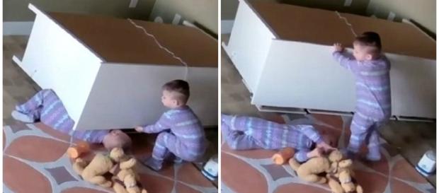 Cômoda caiu sobre os gêmeos que estavam brincando Cômoda caiu sobre os gêmeos que estavam brincando