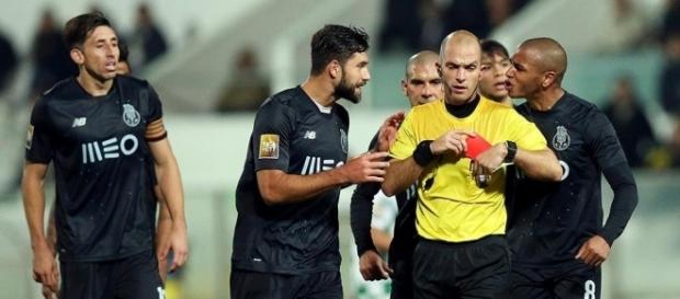 Polémica na arbitragem portuguesa continua. Polémica na arbitragem portuguesa continua.