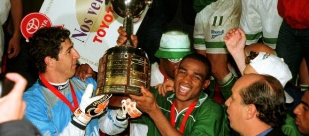 Sérgio e César Sampaio em comemoração com a taça da Copa Libertadores da América de 1999 Sérgio e César Sampaio em comemoração com a taça da Copa Libertadores da América de 1999