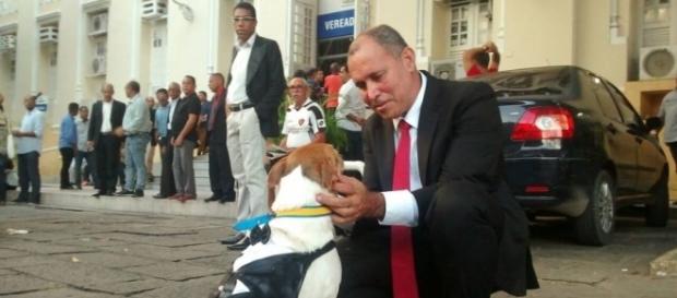 Vira-lata trajado a rigor em cerimônia de posse de vereador no Recife Vira-lata trajado a rigor em cerimônia de posse de vereador no Recife