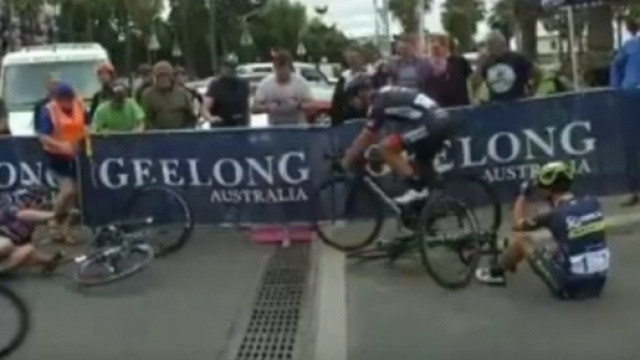 Caleb Ewan a terra dopo la caduta