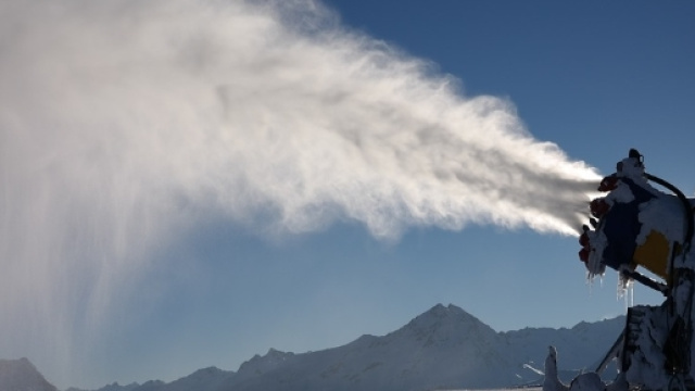 Cannone sparaneve artificiale in azione