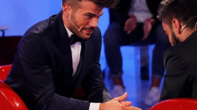 Uomini e Donne: Claudio Sona sceglie Mario Serpa in una delle ... - talkylife.it