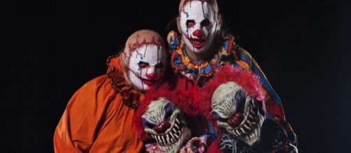 Anyone who is afraid of clowns will consider 'Clowntergeist' terrifying. / Photo via Blasting News and esquire.com