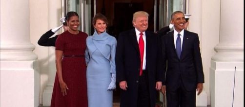 Il momento dell'arrivo dei coniugi Trump alla Casa Bianca accolti da Michelle e Barack Obama. Foto: youtube