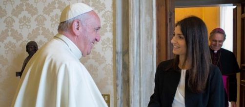 La Raggi incontra il Papa per fargli pagare l'Imu