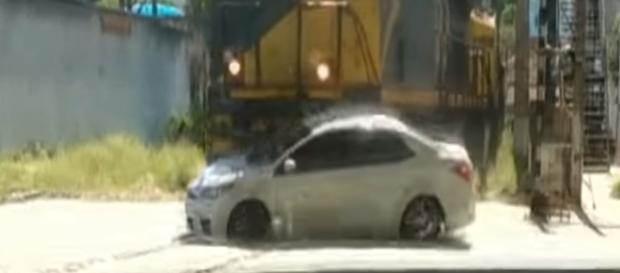 Carro foi arrastado por trem por uma distência de 50 metros, em Três Rios Carro foi arrastado por trem por uma distência de 50 metros, em Três Rios
