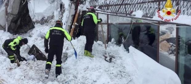 Căutările continuă, salvatorii sunt neobosiți Căutările continuă, salvatorii sunt neobosiți