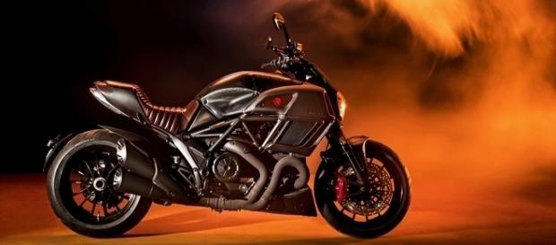 Ducati Diavel Diesel tem visual retro-futurista com estrutura em aço escovado Ducati Diavel Diesel tem visual retro-futurista com estrutura em aço escovado