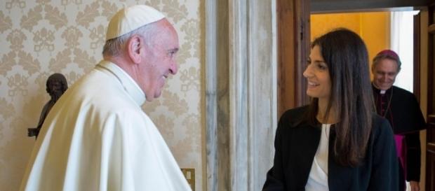 La Raggi incontra il Papa per fargli pagare l'Imu La Raggi incontra il Papa per fargli pagare l'Imu