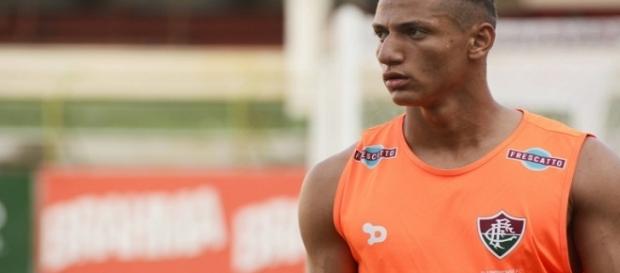 Mostrando gratidão, Richarlison sonha em ser ídolo do Fluminense (Foto: Arquivo) Mostrando gratidão, Richarlison sonha em ser ídolo do Fluminense (Foto: Arquivo)