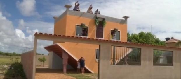 Pedreiro aposentado fica famoso com casa inusitada. Pedreiro aposentado fica famoso com casa inusitada.