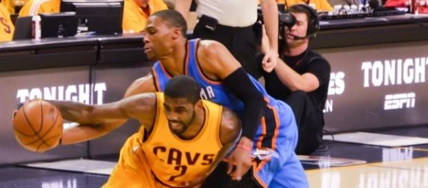 Westbrook e Irving pelean por un balón Westbrook e Irving pelean por un balón