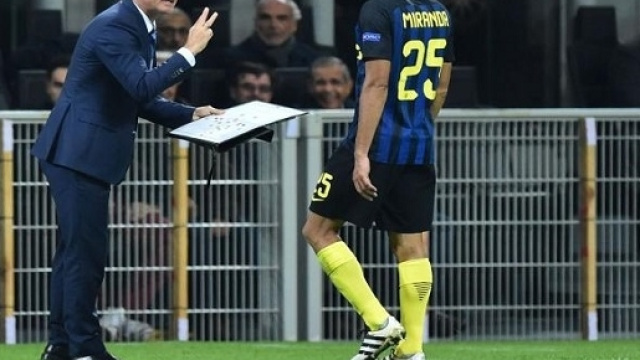 Duro attacco di Miranda a De Boer