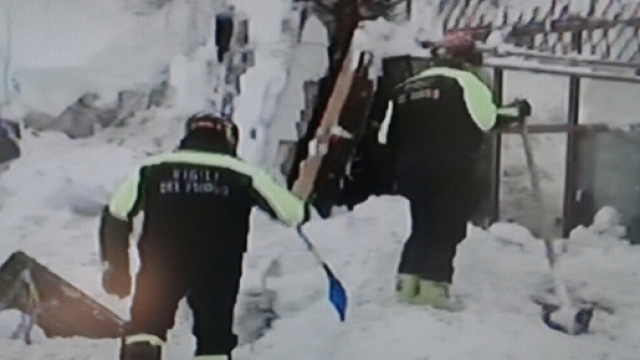 I vigili del fuoco in soccorso dei superstiti dell'Hotel Rigopiano